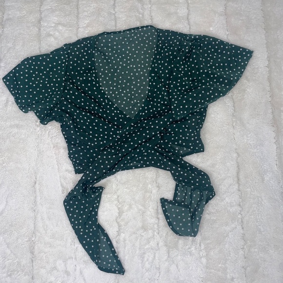 🦋 Green and White Polka Dot Wrap Top Size Small - Picture 2 of 3